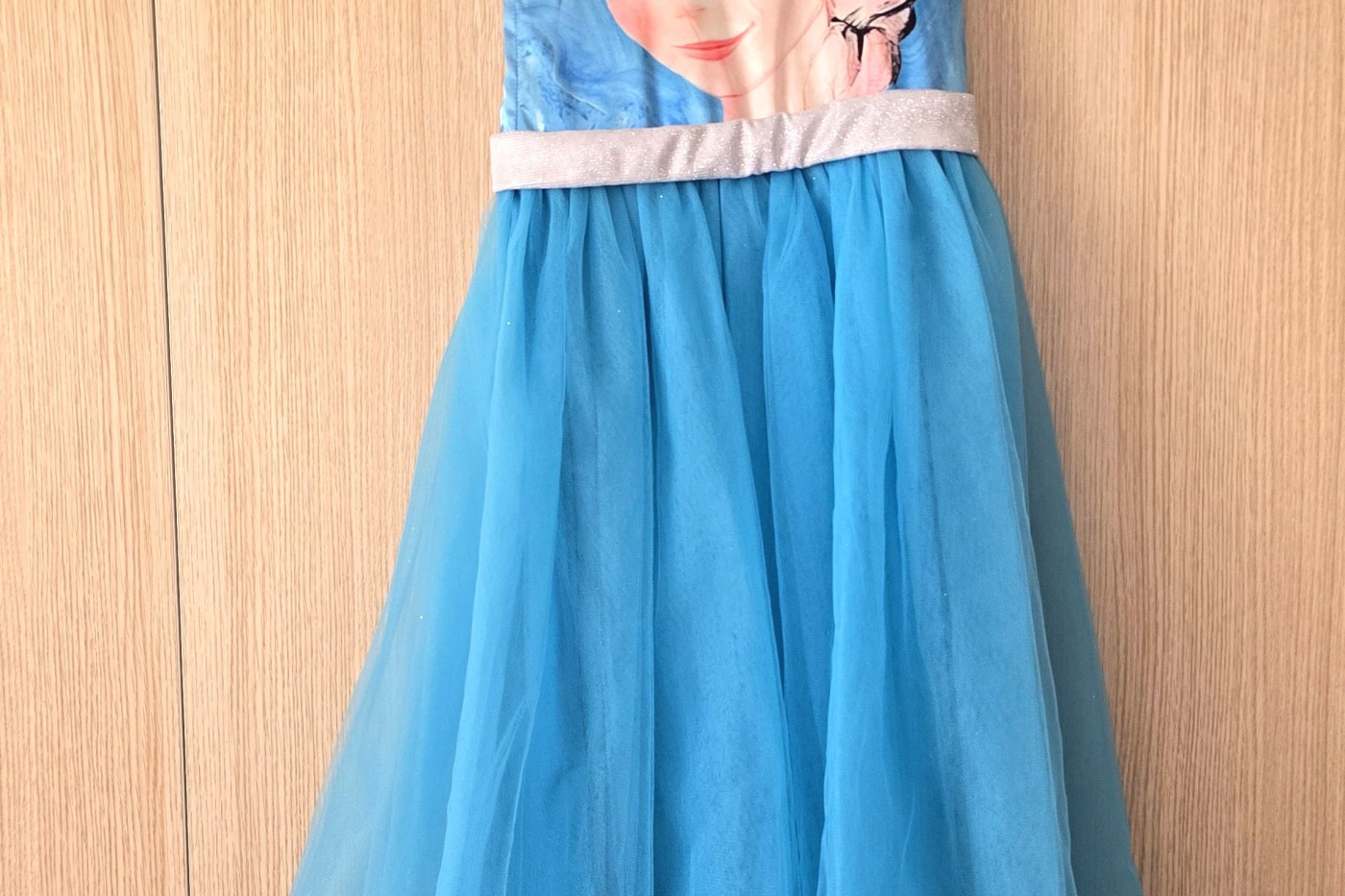 MİNİKLERİ SEVİNDIRMEYE KULLANILMAMIŞ ELSA KOSTÜMÜ