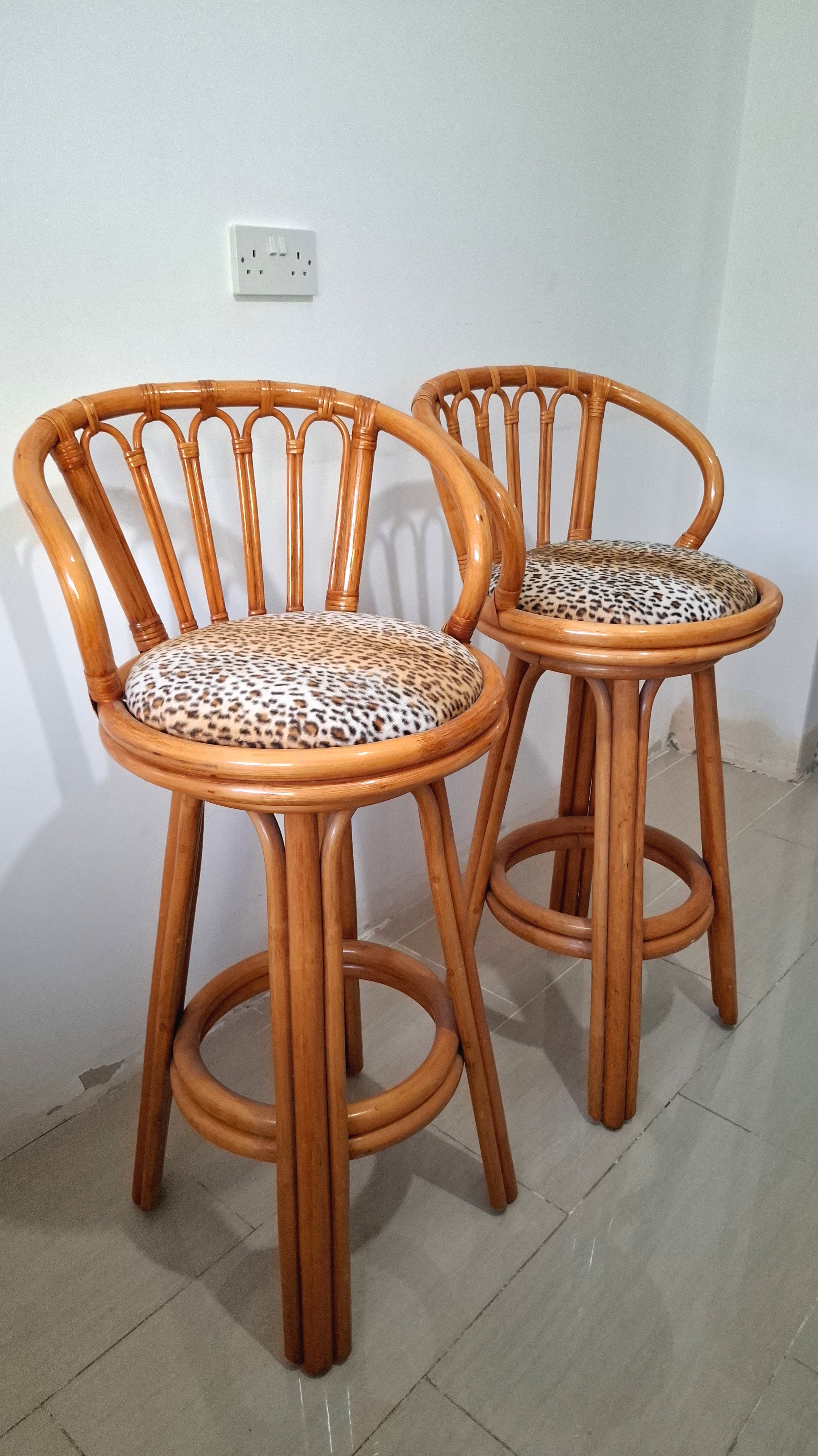 SATILIK: 2 ADET ŞIK BENTWOOD BAR TABURESİ