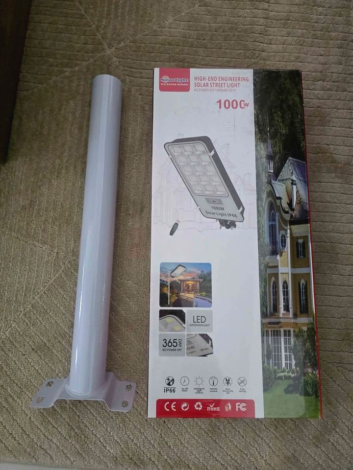 Solar Lamba. Hareket sensörlü, Uzaktan Kumandalı 1000 watt gücünde. Hiç kullanılmamış.